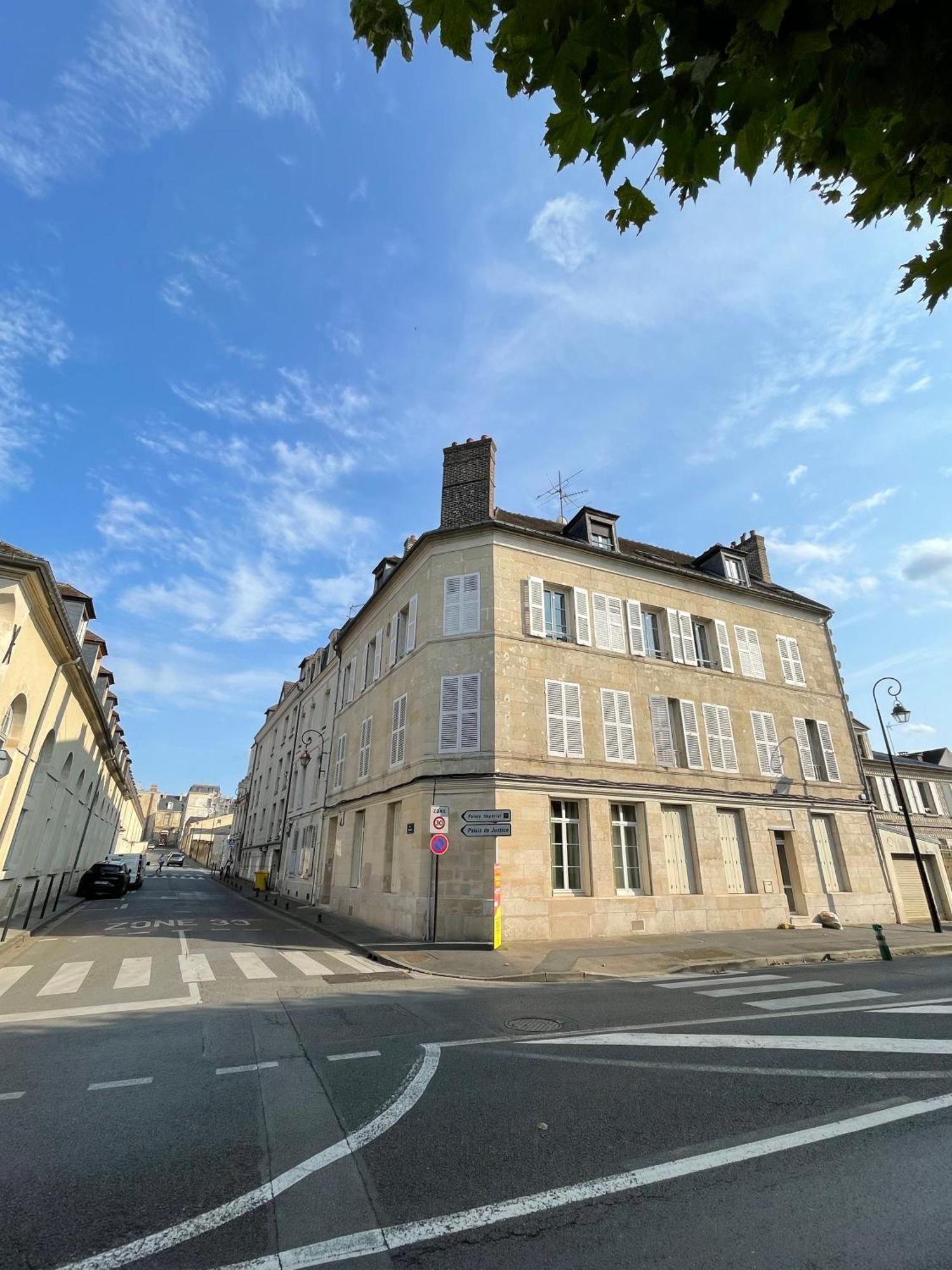 Charmant Appartement Dans Le Centre Ville, A 2 Minutes Du Palais Compiegne Bagian luar foto